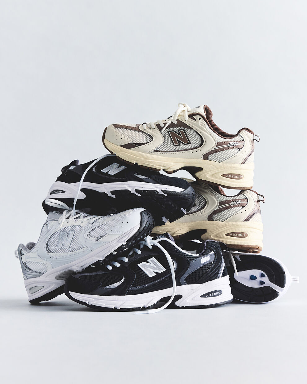 Un tas de 530 chaussures
